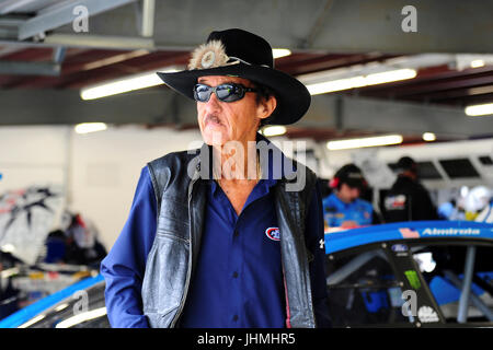 Loudon, New Hampshire, Stati Uniti d'America. 14 Luglio, 2017. Ex pilota di NASCAR Richard Petty passeggiate attraverso il garage al NASCAR Monster Energy Overton's 301 pratica presso il New Hampshire Motor Speedway in Loudon, New Hampshire. Eric Canha/CSM/Alamy Live News Foto Stock