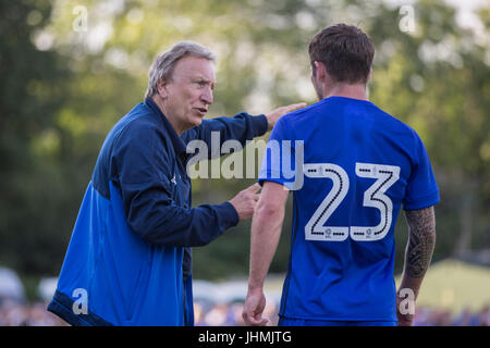 Taff ben, Wales, Regno Unito. Il 15 luglio 2017. Cardiff City manager Neil Warnock incarica il suo lettore Matty Kennedy durante la pre-stagione amichevole tra Taff ben FC e Cardiff City presso la Rhiw'r Ddar stadium, Taff ben, Wales, Regno Unito. Foto di Mark Hawkins Credito: Mark Hawkins/Alamy Live News Foto Stock