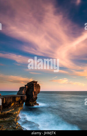 Il pulpito Rock, isola di Portland, Dorset, Regno Unito. Il 14 luglio 2017. Regno Unito Meteo. Una spettacolare cloud formazione diventa rosa sopra il pulpito Rock al Portland Bill su Jurassic Coast di Dorset poco prima del tramonto. Credito Foto: Graham Hunt/Alamy Live News Foto Stock