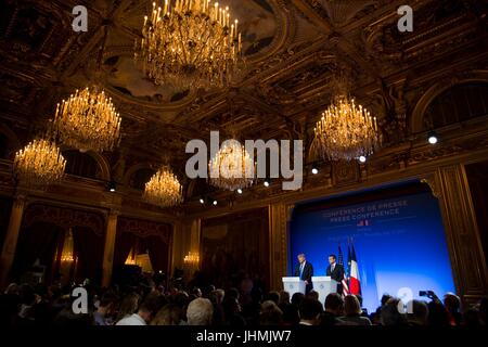 Stati Uniti Presidente Donald Trump e il presidente francese Emmanuel Macron durante una conferenza stampa congiunta al Elysee Palace Luglio 13, 2017 a Parigi, Francia. La prima famiglia è a Parigi, per commemorare il centenario del Stati Uniti' entrata in guerra mondiale I e partecipare alle celebrazioni per il giorno della Bastiglia. Foto Stock