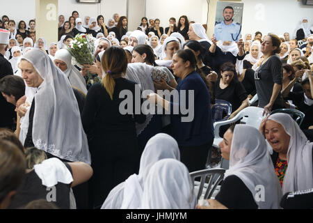 Gerusalemme, Israele. 14 Luglio, 2017. Di persone ai funerali di polizia israeliana officer Kamil Shanan in Hurfeish, Israele, il 14 luglio 2017. Due israeliani gli ufficiali di polizia avevano ceduto le loro ferite in ospedale, il capo della polizia ha detto, dopo tre cittadini arabi di Israele sparato loro in un attentato in un luogo santo in Gerusalemme est il venerdì. Gli assalitori, i residenti della città araba di Umm al-Fahm nel centro di Israele, sono stati uccisi da una forza di polizia. Credito: JINI/Xinhua/Alamy Live News Foto Stock