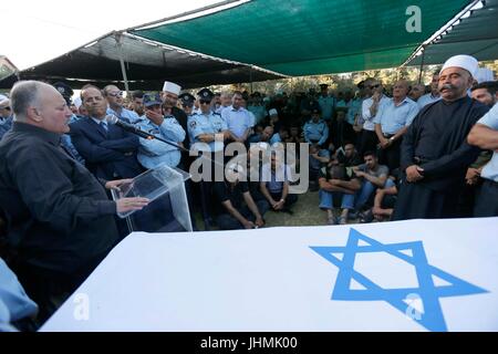 Gerusalemme, Israele. 14 Luglio, 2017. Di persone ai funerali di polizia israeliana officer Kamil Shanan in Hurfeish, Israele, il 14 luglio 2017. Due israeliani gli ufficiali di polizia avevano ceduto le loro ferite in ospedale, il capo della polizia ha detto, dopo tre cittadini arabi di Israele sparato loro in un attentato in un luogo santo in Gerusalemme est il venerdì. Gli assalitori, i residenti della città araba di Umm al-Fahm nel centro di Israele, sono stati uccisi da una forza di polizia. Credito: Muammar Awad/Xinhua/Alamy Live News Foto Stock