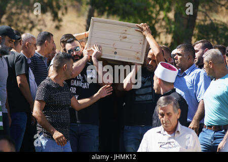 Gerusalemme, Israele. 14 Luglio, 2017. Di persone ai funerali di polizia israeliana officer Ave Sattawi in Mughar, Israele, il 14 luglio 2017. Due israeliani gli ufficiali di polizia avevano ceduto le loro ferite in ospedale, il capo della polizia ha detto, dopo tre cittadini arabi di Israele sparato loro in un attentato in un luogo santo in Gerusalemme est il venerdì. Gli assalitori, i residenti della città araba di Umm al-Fahm nel centro di Israele, sono stati uccisi da una forza di polizia. Credito: JINI/Gil Eliayhu/Xinhua/Alamy Live News Foto Stock