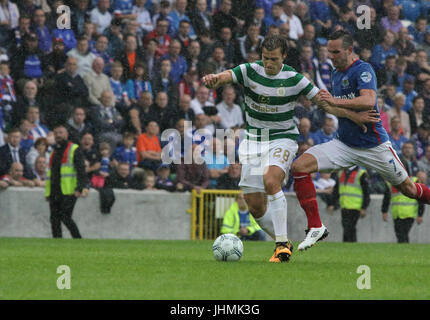 Windsor Park, Belfast, Regno Unito. Il 14 luglio 2017. Linfield v Celtic (UEFA CL QR2 prima gamba). Il Celtic Erik Sviatchenko (28) e Linfield Andrew Waterworth (7) battaglia per il possesso. Credit:CAZIMB/Alamy Live News. Foto Stock