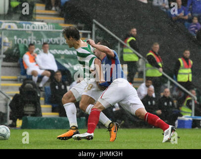 Windsor Park, Belfast, Regno Unito. Il 14 luglio 2017. Linfield v Celtic (UEFA CL QR2 prima gamba). Il Celtic Erik Sviatchenko (28) e Linfield Andrew Waterworth (7) battaglia per il possesso. Credit:CAZIMB/Alamy Live News. Foto Stock