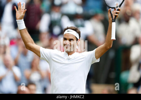 Londra, Regno Unito. 14 Luglio, 2017. Roger Federer festeggia dopo aver vinto il uomini singoli semifinale partita con Tomas BERDYCH della Repubblica ceca al campionato di Wimbledon 2017 a Londra, in Gran Bretagna il 14 luglio 2017. Roger Federer ha vinto 3-0. Credito: Han Yan/Xinhua/Alamy Live News Foto Stock