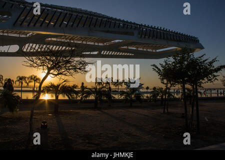 Rio de Janeiro, Brasile. 14 Luglio, 2017. Vista del tramonto nel pomeriggio invernale nella zona del porto di Rio de Janeiro. Carioca e turisti guardare il tramonto sulle rive della Baia di Guanabara, nel centro di Rio. Nonostante l'inverno temperature in città sono i 28 gradi Celsius gamma. In questa immagine: Museo di domani, progetto dell'architetto Santiago Calatrava. Credito: Luiz Souza/Alamy Live News Foto Stock