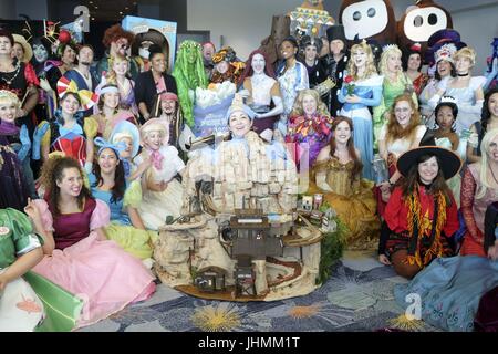 Los Angeles, California, USA. 14 Luglio, 2017. Ventilatori e cosplayers frequentare il D23 ventola Expo convenzione presso il Centro Congressi di Anaheim, in California, il 14 luglio 2017. Credito: Ringo Chiu/ZUMA filo/Alamy Live News Foto Stock