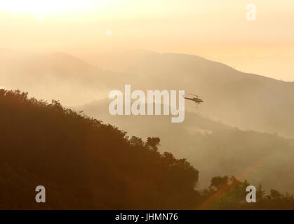 Goleta, California, USA. 14 Luglio, 2017. Un elicottero sorvola Whittier fire come si avvicina a Goleta Venerdì 14 Luglio, 2017. Credito: Daniel Dreifuss/Alamy Live News Foto Stock