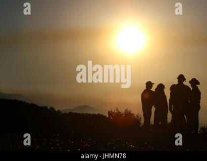 Goleta, California, USA. 14 Luglio, 2017. Firefighter attendere per gli ordini come si guarda il Whittier fuoco dal Winchester Canyon Gun Club Venerdì 14 Luglio, 2017. Credito: Daniel Dreifuss/Alamy Live News Foto Stock