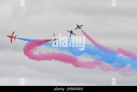 Gloucestershire, Regno Unito. 14 Luglio, 2017. La RAF frecce rosse eseguire al RIAT, Fairford 2017 Foto Stock