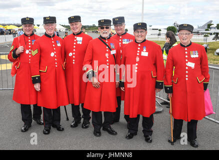 Gloucestershire, Regno Unito. 14 Luglio, 2017. Chelsea pensionati godetevi una giornata fuori al Royal International Tattoo ( RIAT) 2017 a Fairford airbase, Gloucestershire Foto Stock