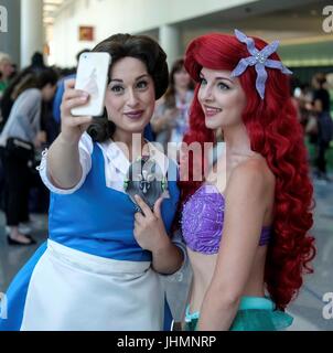 Anaheim, Stati Uniti d'America. 14 Luglio, 2017. Cosplayers comportano per le foto durante il D23 ventola Expo convenzione presso il Centro Congressi di Anaheim, California, Stati Uniti, il 14 luglio 2017. Credito: Zhao Hanrong/Xinhua/Alamy Live News Foto Stock