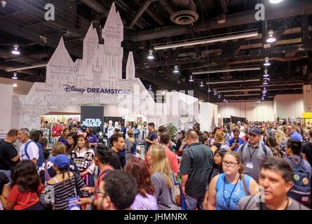 Anaheim, Stati Uniti d'America. 14 Luglio, 2017. Ventole frequentare il D23 ventola Expo convenzione presso il Centro Congressi di Anaheim, California, Stati Uniti, il 14 luglio 2017. Credito: Zhao Hanrong/Xinhua/Alamy Live News Foto Stock