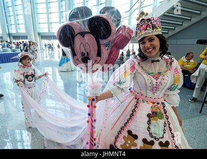 Anaheim, Stati Uniti d'America. 14 Luglio, 2017. Cosplayers comportano per le foto durante il D23 ventola Expo convenzione presso il Centro Congressi di Anaheim, California, Stati Uniti, il 14 luglio 2017. Credito: Zhao Hanrong/Xinhua/Alamy Live News Foto Stock