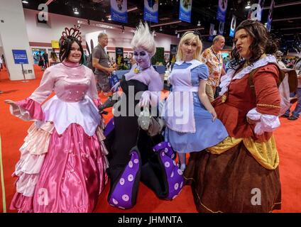 Anaheim, Stati Uniti d'America. 14 Luglio, 2017. Cosplayers comportano per le foto durante il D23 ventola Expo convenzione presso il Centro Congressi di Anaheim, California, Stati Uniti, il 14 luglio 2017. Credito: Zhao Hanrong/Xinhua/Alamy Live News Foto Stock