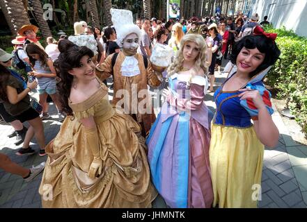 Anaheim, Stati Uniti d'America. 14 Luglio, 2017. Cosplayers comportano per le foto durante il D23 ventola Expo convenzione presso il Centro Congressi di Anaheim, California, Stati Uniti, il 14 luglio 2017. Credito: Zhao Hanrong/Xinhua/Alamy Live News Foto Stock