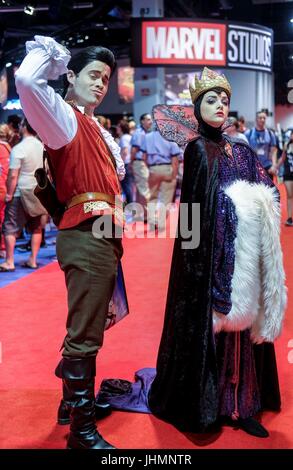 Anaheim, Stati Uniti d'America. 14 Luglio, 2017. Cosplayers comportano per le foto durante il D23 ventola Expo convenzione presso il Centro Congressi di Anaheim, California, Stati Uniti, il 14 luglio 2017. Credito: Zhao Hanrong/Xinhua/Alamy Live News Foto Stock