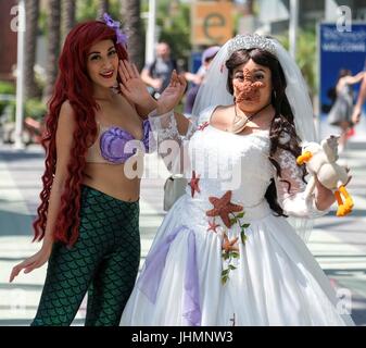 Anaheim, Stati Uniti d'America. 14 Luglio, 2017. Cosplayers comportano per le foto durante il D23 ventola Expo convenzione presso il Centro Congressi di Anaheim, California, Stati Uniti, il 14 luglio 2017. Credito: Zhao Hanrong/Xinhua/Alamy Live News Foto Stock