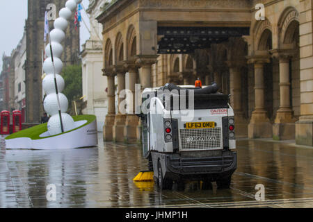 Southport, Merseyside, Regno Unito. Il 15 luglio 2017. Wet per iniziare la giornata nel resort con una previsione per quattro ore di pioggia continua come la città perfeziona i preparativi per il torneo di golf. Credito; MediaWorldImages/Alamy Live News Foto Stock