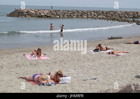 Turisti e residenti locali presso la spiaggia di San Marie de la Mer vicino alla regione della Camargue Arles nel sud della Francia Foto Stock