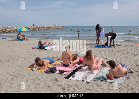 Turisti e residenti locali presso la spiaggia di San Marie de la Mer vicino alla regione della Camargue Arles nel sud della Francia Foto Stock