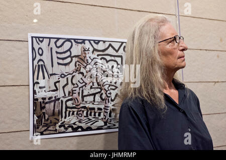 Il leggendario fotografo americano Annie Leibowitz presentando la sua prima opera importante retrospettiva al Rencontres d'Arles famosa fotografia annuale festival nella città di Arles nel sud della Francia Foto Stock