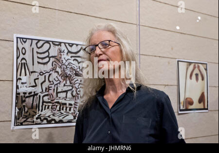 Il leggendario fotografo americano Annie Leibowitz presentando la sua prima opera importante retrospettiva al Rencontres d'Arles famosa fotografia annuale festival nella città di Arles nel sud della Francia Foto Stock