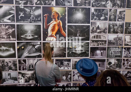 I visitatori la visualizzazione del lavoro del leggendario fotografo americano Annie Leibowitz grande mostra retrospettiva al Rencontres d'Arles famosa fotografia annuale festival nella città di Arles nel sud della Francia Foto Stock