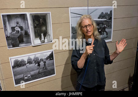 Il leggendario fotografo americano Annie Leibowitz presentando la sua prima opera importante retrospettiva al Rencontres d'Arles famosa fotografia annuale festival nella città di Arles nel sud della Francia Foto Stock