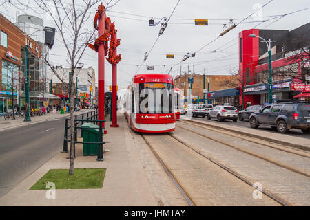 Autobus accanto a uno dei gateway nelle principali città della Cina in Toronto. Foto Stock