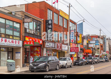 Uno dei gateway nelle principali città della Cina in Toronto. Vista sulla strada principale di Chinatown in Toronto, una delle più grandi Chinatown in America del Nord Foto Stock