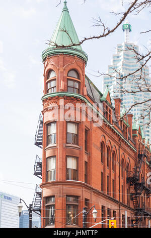 Rosso-mattone Gooderham edificio con nuovi edifici in background. Gooderham edificio è un punto di riferimento storico di Toronto, O Foto Stock