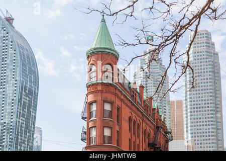 Rosso-Mattone di Edificio Gooderham con il nuovo edificio di sfondo , Gooderham edificio è un punto di riferimento storico di Toronto, O Foto Stock