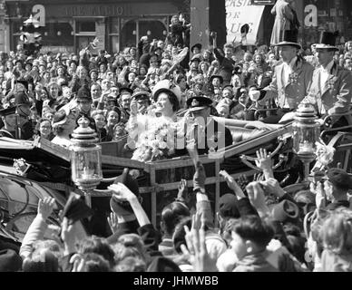 La scena a Ludgate Circus, Londra, come il Re e la regina onda per ben wishers come si fanno strada alla Cattedrale di San Paolo per celebrare il loro anniversario delle nozze d'argento. 19480426 Foto Stock