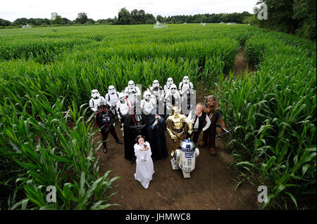 I membri della squadra di sentinella, un gruppo di fan di Star Wars vestiti come personaggi del film, in York Maze in occasione del quarantesimo anniversario di Star Wars. Foto Stock