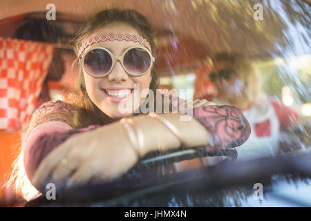 Ritratto di donna sorridente seduto in camper van visibile attraverso il parabrezza Foto Stock