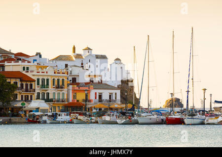 Vista del porto nella città di Skopelos, Grecia. Foto Stock