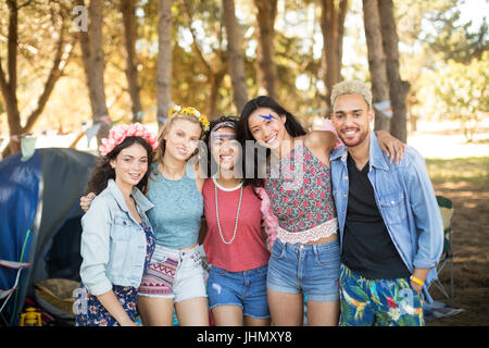 Ritratto di amici sorridente assieme al campeggio Foto Stock