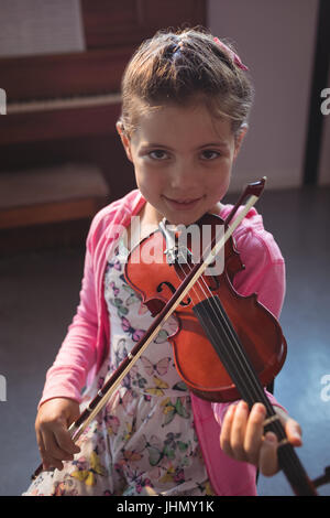 Ritratto di una studentessa ripassando violino nella classe di musica Foto Stock