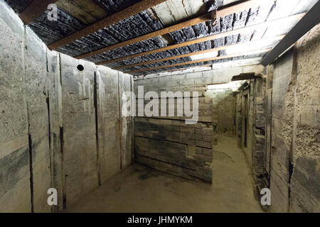 POINTE DU HOC, Francia - giugno 2014; all'interno del tedesco bunker costruito durante la seconda guerra mondiale. Foto Stock