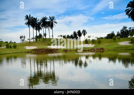 Un altro bel giorno a Kota Seriemas Golf & Country Club. Cielo blu chiaro tutto il giorno significa abbondanza di golf per i nostri locali e gli ospiti stranieri. Foto Stock