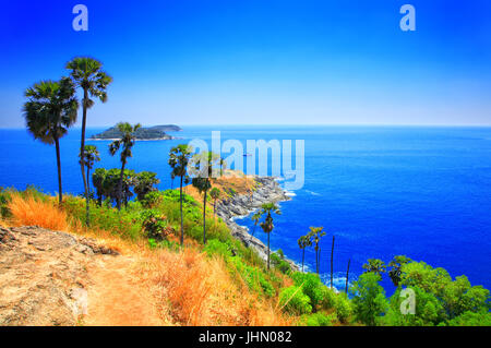 Il Porto di Laem Promthep Cape, Isola di Phuket, Tailandia. Il Porto di Laem Promthep Cape è il punto più meridionale sulla isola di Phuket. Foto Stock