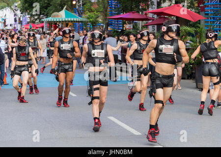 Montreal, Canada - 13 Luglio 2017: 'Minutiens' degli artisti di strada con auricolari VR durante il circo di Montreal Arts Festival 2017 Foto Stock