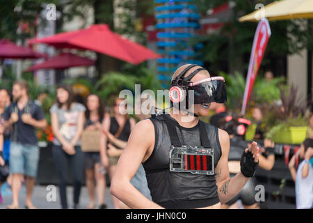 Montreal, Canada - 13 Luglio 2017: 'Minutiens' degli artisti di strada con auricolari VR durante il circo di Montreal Arts Festival 2017 Foto Stock