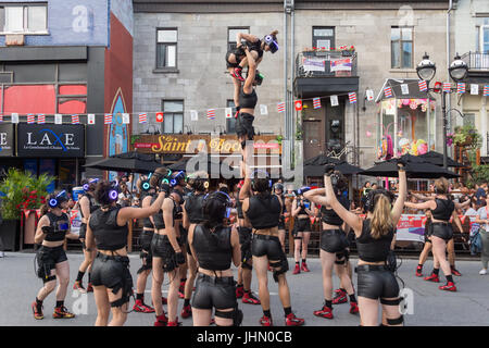 Montreal, Canada - 13 Luglio 2017: 'Minutiens' degli artisti di strada con auricolari VR durante il circo di Montreal Arts Festival 2017 Foto Stock