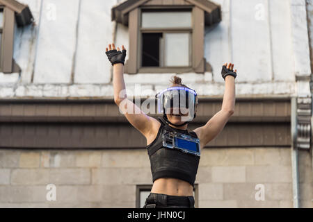 Montreal, Canada - 13 Luglio 2017: 'Minutiens' degli artisti di strada con auricolari VR durante il circo di Montreal Arts Festival 2017 Foto Stock