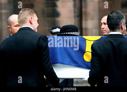 La bara del detective Constable Elaine McIvor, 43, a che serve il Cheshire Constabulary ufficiale che è stato ucciso nell'Arena di Manchester il terrore di bombardamenti attacco è portato in Chester Cathedral per il suo servizio funebre. Foto Stock