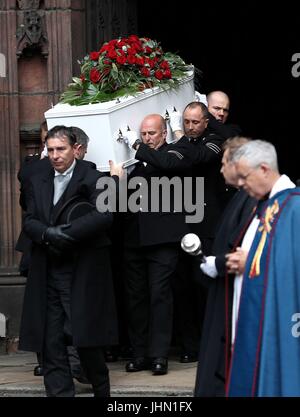 La bara del detective Constable Elaine McIvor, 43, a che serve il Cheshire Constabulary ufficiale che è stato ucciso nell'Arena di Manchester il terrore di bombardamenti attacco, è portato da Chester Cathedral seguendo il suo servizio funebre. Foto Stock