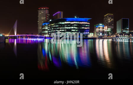 Salford Quays e BBC MediaCityUK edifici di notte, Manchester, Regno Unito Foto Stock
